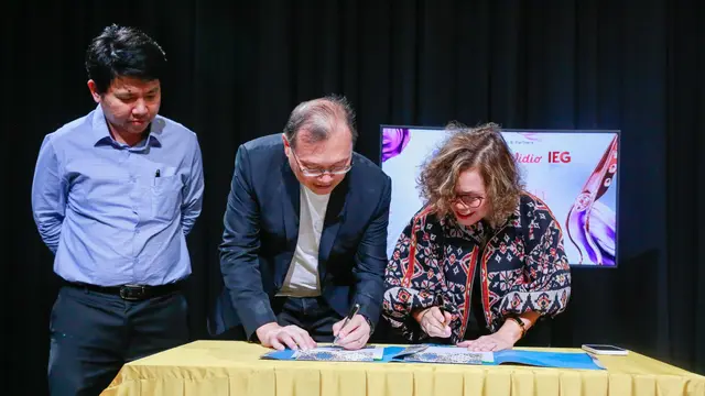 Co-Production Agreement ATA dihadiri oleh Harsiwi Achmad (Direktur Programming SCM), Raymond Wong (Awards Director of ATA), & Hendy Lim (Direktur IEG)