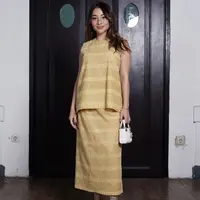 Nikita Willy turut hadir di pagelaran Sapto Djojokartiko SS23. Sebagai tamu undangan, Nikita tampil memikat dengan salah satu koleksi Sapto dari Sapto Djojokartiko Spring Summer 2023, yaitu Embellished Sleeveless Top bernuansa kuning dan long skirt yang senada. Foto: Instagram.