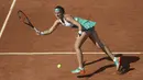 Kristina Mladenovic berusaha mengembalikan bola saat melawan petenis Italia, Sara Errani pada ajang tenis di Roland Garros 2017, Prancis Terbuka, Paris, (31/5/2017). (AFP/Thomas Samson)