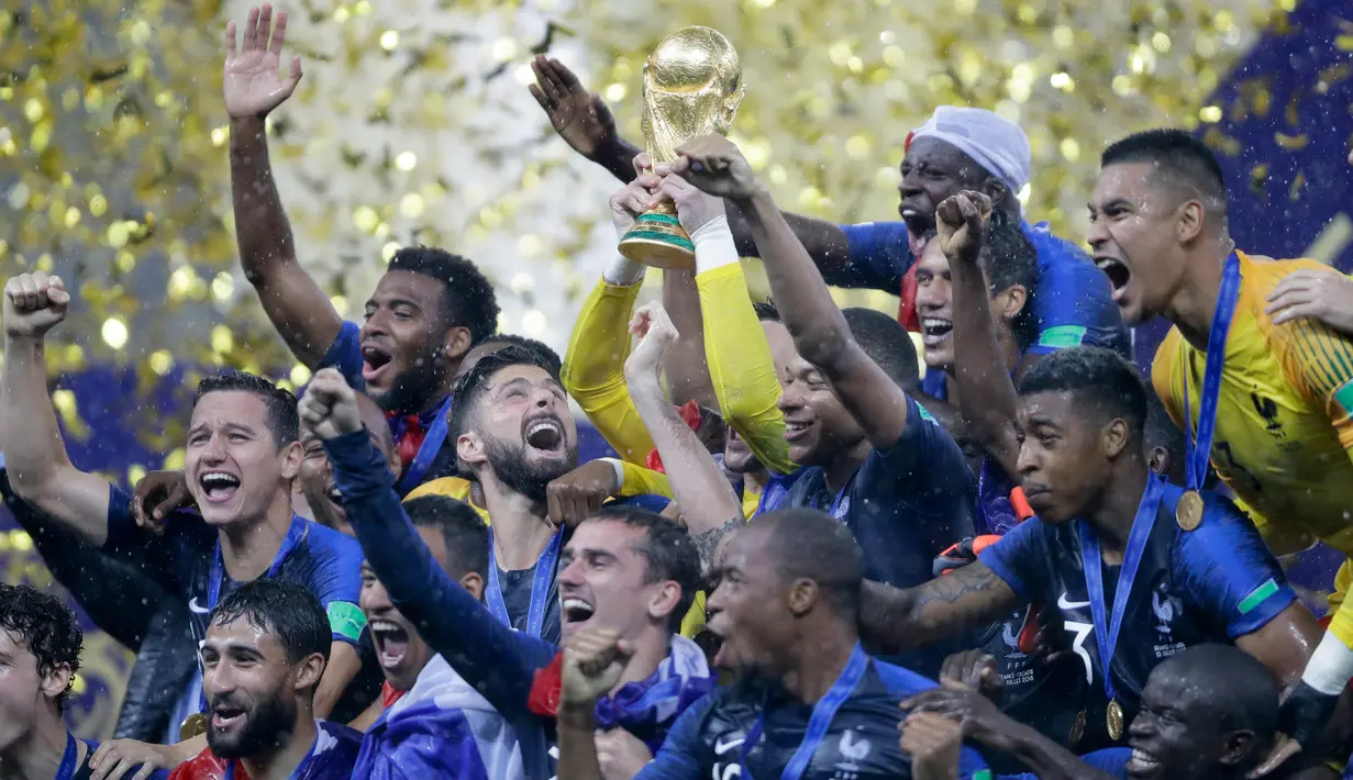 Pemain imnas Prancis memegang trofi Piala Dunia 2018  saat merayakan gelar juara pada  laga final di Luzhniki Stadium, Minggu (15/7). Prancis berhasil menjadi juara setelah membekuk Kroasia dengan skor akhir 4-2. (AP Photo/Natacha Pisarenko)