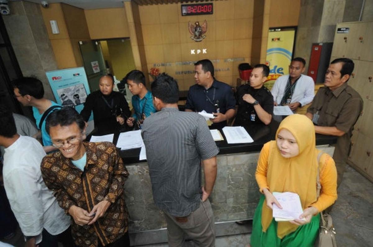 Idul Adha, keluarga tahanan silih berganti datangi Gedung KPK