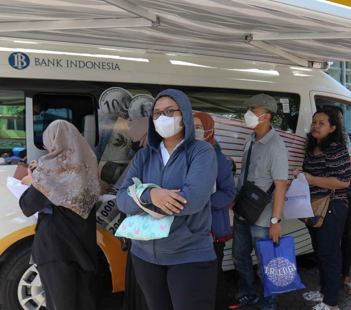Sejumlah&nbsp;warga mengantre untuk menukarkan uang di Pasar Tebet Barat, Jakarta, Selasa (19/3/2024). Bank Indonesia (BI) telah mempersiapkan sebesar Rp 197,6 triliun uang layak edar (ULE) untuk memenuhi kebutuhan penukaran uang rupiah selama Ramadan&nbs