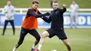 Pemain Inggris, Dele Alli, berebut bola dengan Eric Dier saat latihan jelang laga kualifikasi Piala Eropa di St George's Park, Selasa (19/3). Inggris akan berhadapan dengan Republik Ceko. (AP/Martin Rickett)