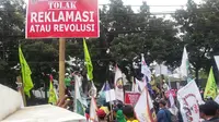 Kericuhan ini mulai mereda, saat Wakil Ketua DPRD DKI M Taufik menemui para demonstran.