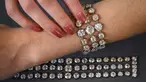 Dua gelang Ratu Prancis Marie-Antoinette diperlihatkan di Jenewa, Swiss, 6 September 2021. Dua gelang tersebut akan dilelang di Jenewa pada 9 November nanti.(FABRICE COFFRINI/AFP)
