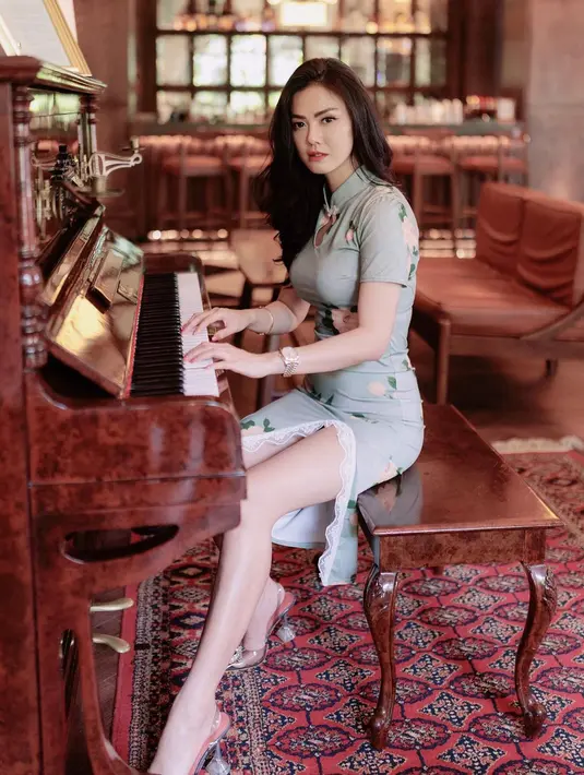 Pesona anggun Nita Gunawan semakin kuat saat bermain piano [instagram/nitagunawan09]
