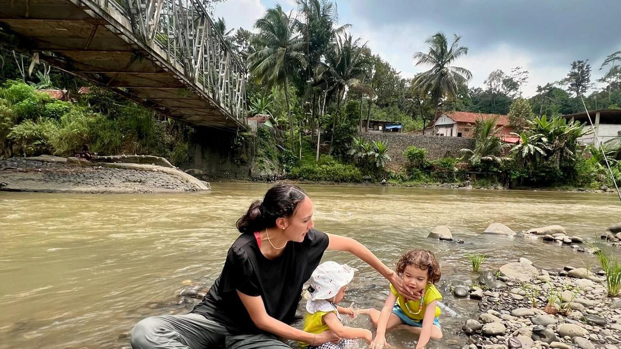 7 Potret 2 Anak Nadine Chandrawinata Diajak Main ke Sungai, Main Bareng Sambil Berendam