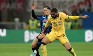 Pemain Atalanta, Giacomo Raspadori (kiri), berebut bola dengan pemain AC Milan, Ruben Loftus-Cheek, dalam pertandingan Serie A di San Siro, Italia, Senin (11/5/2026) dini hari WIB. (AP Photo/Antonio Calanni)