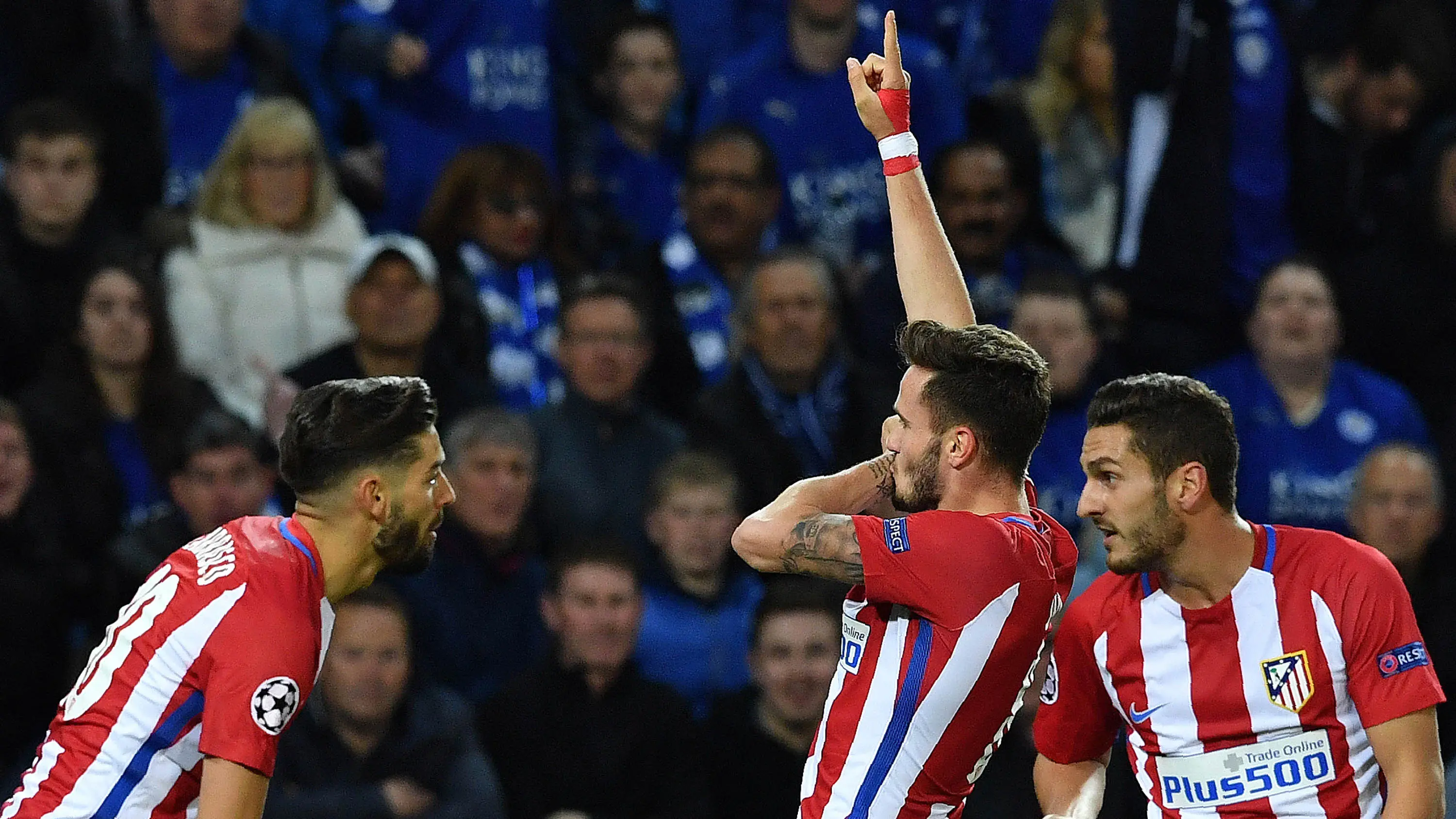 Gelandang Atletico Madrid, Saul Niguez, merayakan gol ke gawang Leicester pada laga leg kedua Liga Champions di Stadion King Power, Inggris, Selasa (18/4/2017). Meski imbang 1-1, Atletico lolos ke semifinal dengan agregat 2-1. (AFP/Ben Stansall)