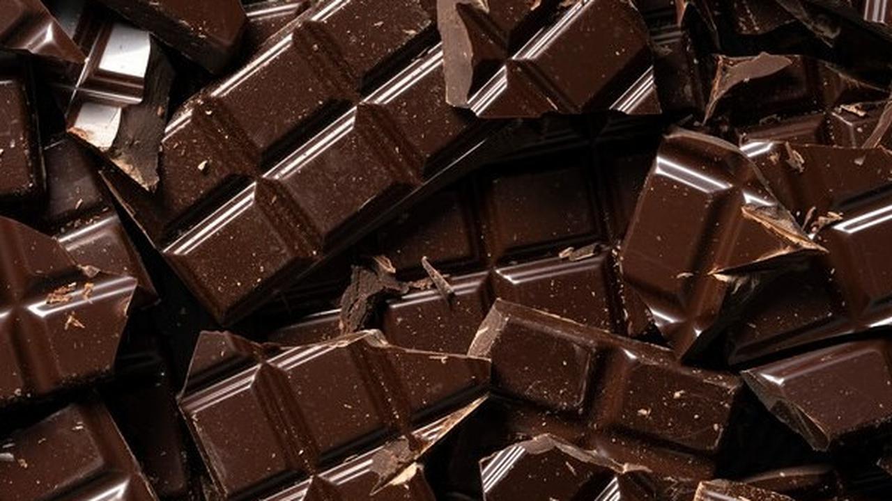 Ilustrasi Makan Cokelat