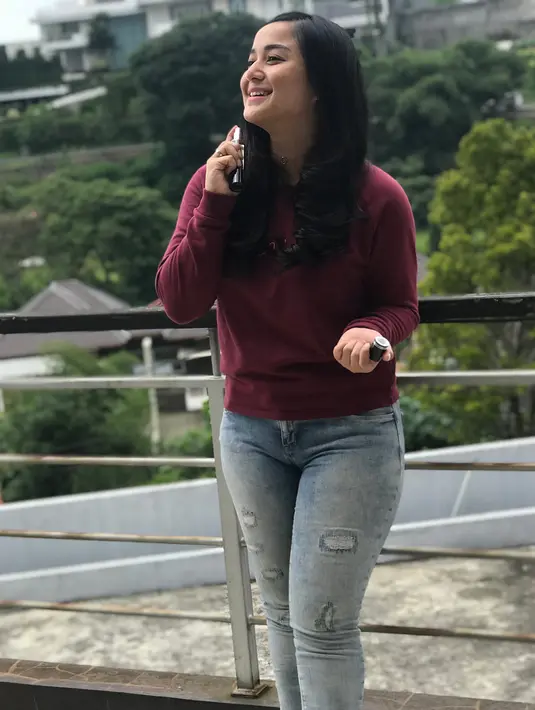 Ditengah perseteruannya dengan sang ibu, perempuan berusia 22 tahun ini juga selalu memerhatikan soal penampilaannya. Terlebih, ia juga berprofesi sebagai penyanyi dangdut. (Instagram/juwitatofhany11)