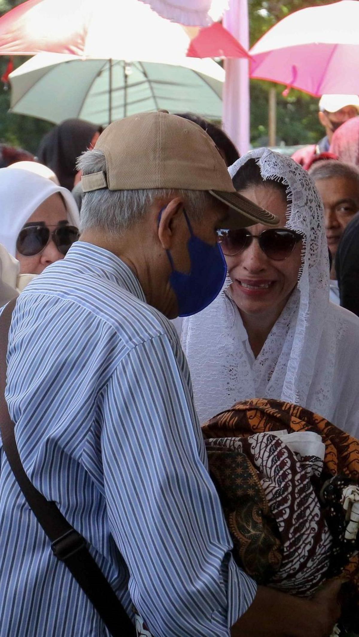 Keluarga dan sahabat mengantarkan Donny ke tempat peristirahatan terakhirnya. Termasuk sang mantan istri, Yuni Indriyati. Foto: Liputan6.com / Herman Zakharia<br>