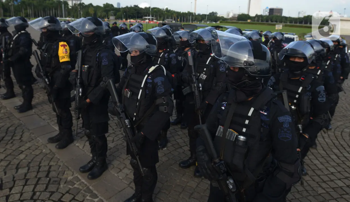 Personel gabungan Polres Jakarta Pusat mengelar apel gelar pasukan pengamanan malam Tahun Baru 2022 di Lapangan Monas, Jakarta, Jumat (31/12/2021). Pengamanan pergantian malam Tahun Baru 2022 sebagai tindak lanjut crowd free night (CFN) yang akan diberlakukan di 11 kawasan. (merdeka.com/Imam Buhori)