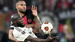 Menjamu AS Roma di leg kedua semifinal Liga Europa, Bayer Leverkusen berhasil menahan imbang 2-2 I Lupi lewat pertarungan sengit. (Kirill KUDRYAVTSEV/AFP)