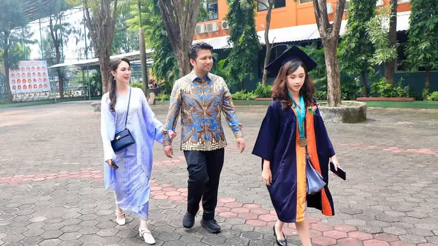 Tanpa Kebaya, Arumi Bachsin Tampil Anggun dengan Batik di Wisuda Putrinya, Lakesha Ariestia Dardak