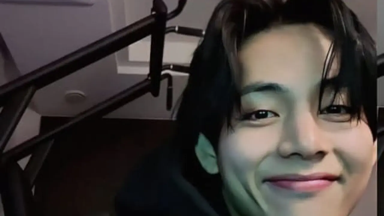 Taehyung atau V BTS Menulis Surat Perpisahan untuk ARMY Sebelum Jalani Wajib Militer (Wamil) Hari Ini. Surat Manis Itu Lalu Direspons oleh Jin BTS (Foto: Weverse Live via Allkpop)