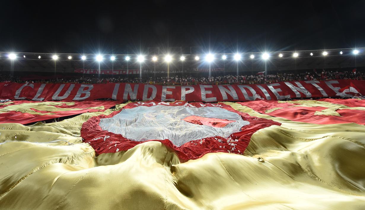 Aksi suporter Independiente Santa Fe saat final Piala Sudamericana melawan Huracan di Bogota, Kolombia, (9/12/2015). (AFP/Luis Acosta)