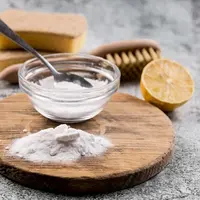 Oleskan talenan kayu dengan baking soda untuk mengatasi bau daging. (Foto: Freepik)