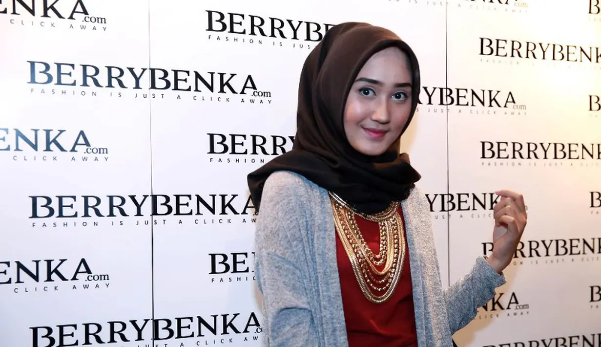 Dian Pelangi membuktikan wanita berhijab juga bisa tampil modis dan mempesona. (foto: M. Akrom Sukarya/Bintang.com)