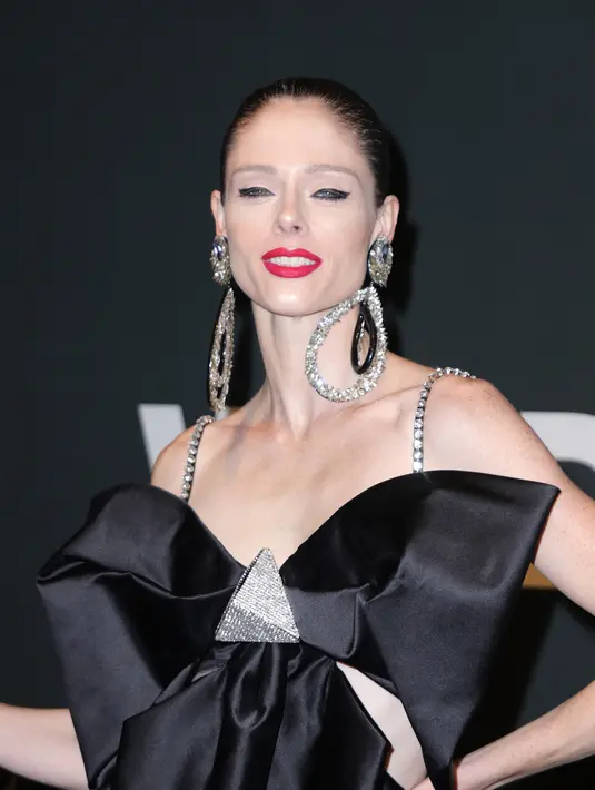 Coco Rocha berpose saat menghadiri WWD Honors Awards yang diselenggarakan oleh Women's Wear Daily di Cipriani South Street di New York pada Selasa, 25 Oktober 2022. Ia menonjolkan wajahnya dengan sentuhan lipstik merah dan eyeliner hitam. (Michael Loccisano/Getty Images/AFP)
