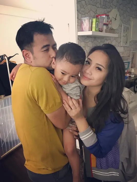 Baik Raffi dan Gigi terlihat santai. Di atas meja depan Raffi duduk, tersedia mie goreng. Sedangkan Gigi santai menikmati makanan bakso. (Instagram/raffinagita1717)