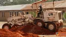 Citizen6, Kongo: : Pengerjaan lapangan Bola Basket dan Volly, Satgas Zeni TNI mengerahkan alat-alat berat seperti Becho Loader, Exavator, Dump Truck, Greder dan Vibro Roller. (Pengirim: Badarudin Bakri)