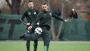 Pemain AC Milan, Zlatan Ibrahimovic menendang bola saat melakukan latihan bersama klub Swedia Hammarby di Stockholm, Swedia, Senin (13/4/2020). Ibrahimovic yang sedang berada di kampung halaman menyempatkan diri berlatih sepak bola meski di tengah wabah virus corona. (AFP/Henrik Montgomery)