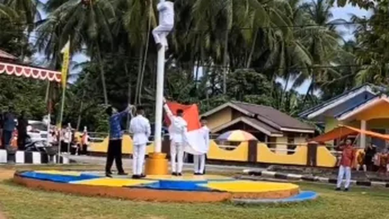 Aksi Heroik Siswa SMA di Gorontalo Panjat Tiang Demi Merah Putih Berkibar