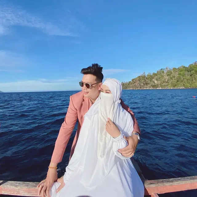 Pertama Kali Trip Bareng, Ini 6 Potret Personel Adam Musik Bersama Istri