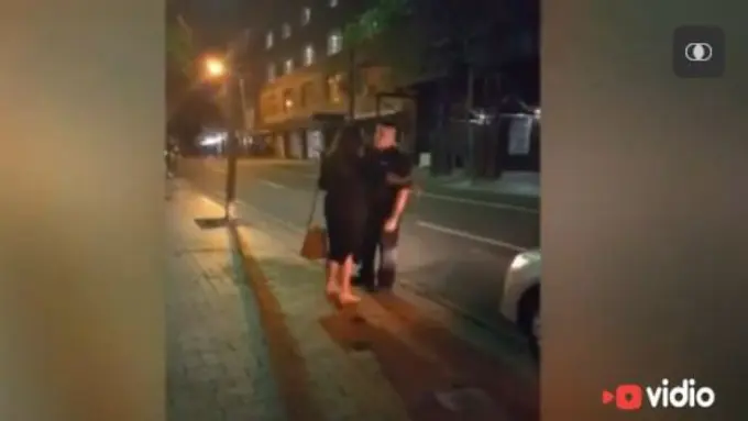 Digampar Wanita Fobia Islam, Satpam Muslim Ini Tetap Tenang