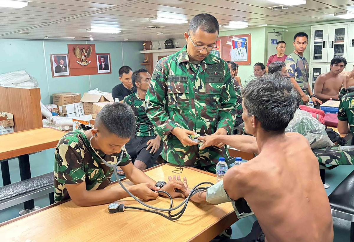 FOTO: Momen Dramatis KRI Banjarmasin Selamatkan ABK di Tengah Cuaca Buruk