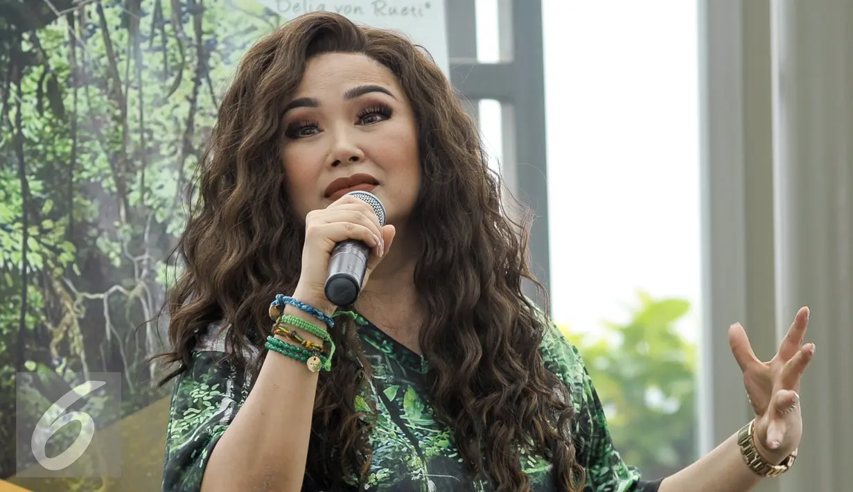 Artis Titi DJ ikut ambil bagian dalam gerakan mewujudkan Taman hutan hujan tropis di Indonesia yang digagas oleh Delia von Reuti, Jakarta, Rabu (23/11). (Liputan6.com/Yoppy Renato)