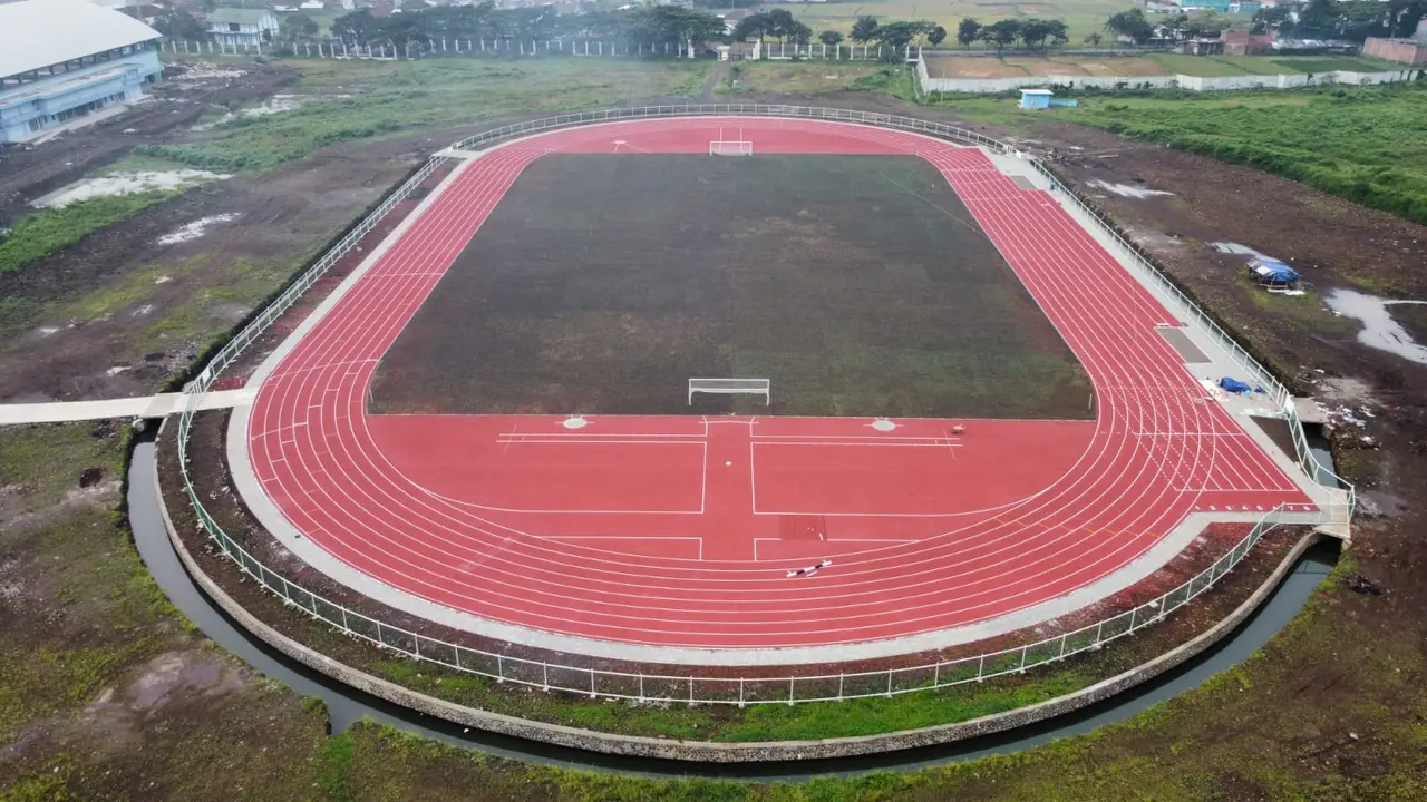 Kondisi stadion bertaraf nasional RAA Adiwijaya di Jalan Proklamasi, Desa Jayaraga, Garut, Jawa Barat nampak megah saat dilihat dari atas.