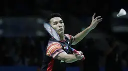 Tunggal putra Indonesia, Jonatan Christie, saat melawan wakil Denmark, Hans-Kristian Solberg Vittinghus, pada Indonesia Open 2019 di Istora, Jakarta, Kamis (18/7). Jonatan menang 22-20, 21-13. (Bola.com/M Iqbal Ichsan)
