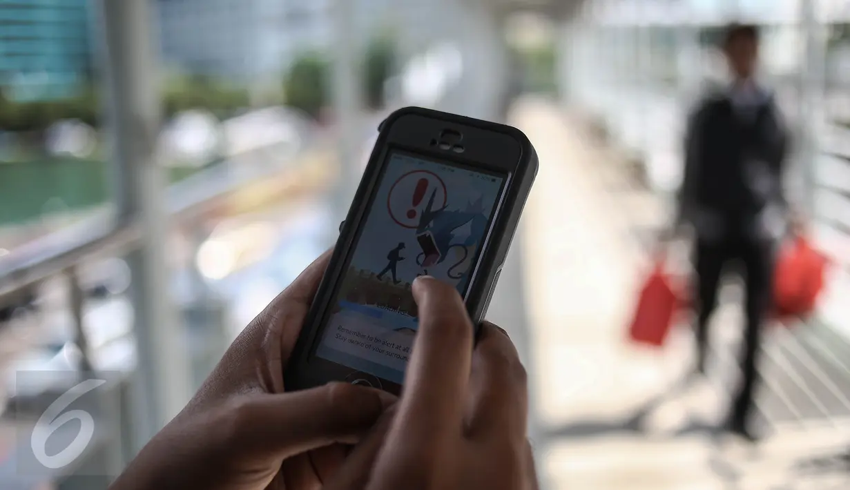 Game Pokemon Go terlihat pada layar smartphone seorang warga di Jakarta, Kamis (14/7). Game berbasis augmented reality, Pokemon Go, sedang nge-hits di kalangan warga Ibu Kota. (Liputan6.com/Faizal Fanani)