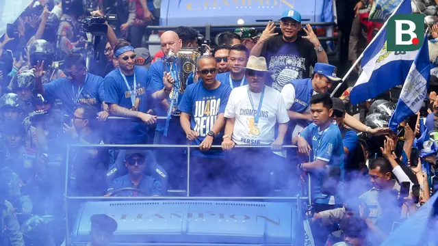 Foto: Euforia Bobotoh dan Pemain Persib Bandung Saat Pawai Juara BRI Liga 1