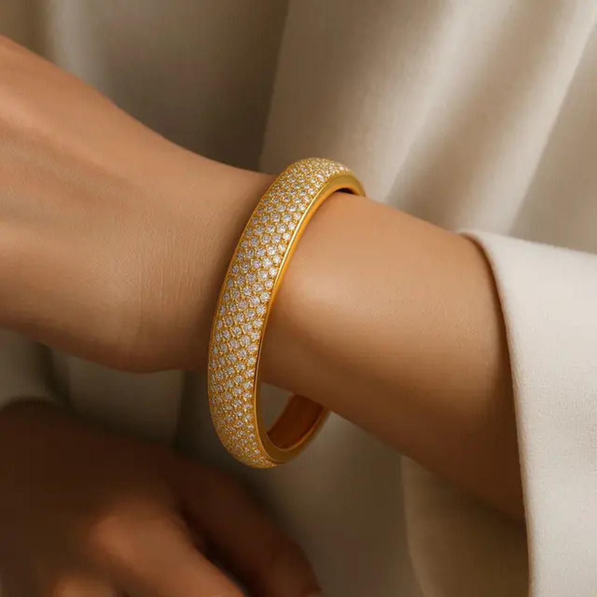 7 Model Gelang Emas Bangle 50 Gram 22 Karat Favorit Ibu Sosialita di 2025, Tampil Glamor