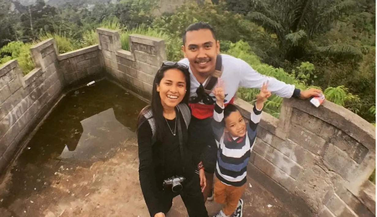 Pesta Nikah Chika Waode dan Fajri Fauzi digelar mewah dan megah. Dalam Instagram, Chika menulis moment tak terlupakan saat menikah. "Moment yg gak bsa d lupain," tulis cqawaode pada 8 Juni 2016 silam. (Instagram/cqawaode)