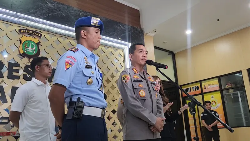 Kapolres Metro Jakarta Timur, Kombes Leonardus Simarmata bersama  Dansatpom Lanud Halim Perdana Kusuma Letkol Pom Made Oka Darmayasa saat jumpa pers di Polres Metro Jakarta Timur, Selasa (26/9/2023).