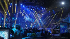 Peserta Fildan Asal Bau Bau saat menghibur penonton di Grand final D'Academy 4 Indosiar di studio 5, Jakarta, Jumat (12/5). Pada Malam Grand final 2 Peserta akan masuk malam puncak Final pada 19 mai mendatang. (Liputan6.com/Helmi Afandi)