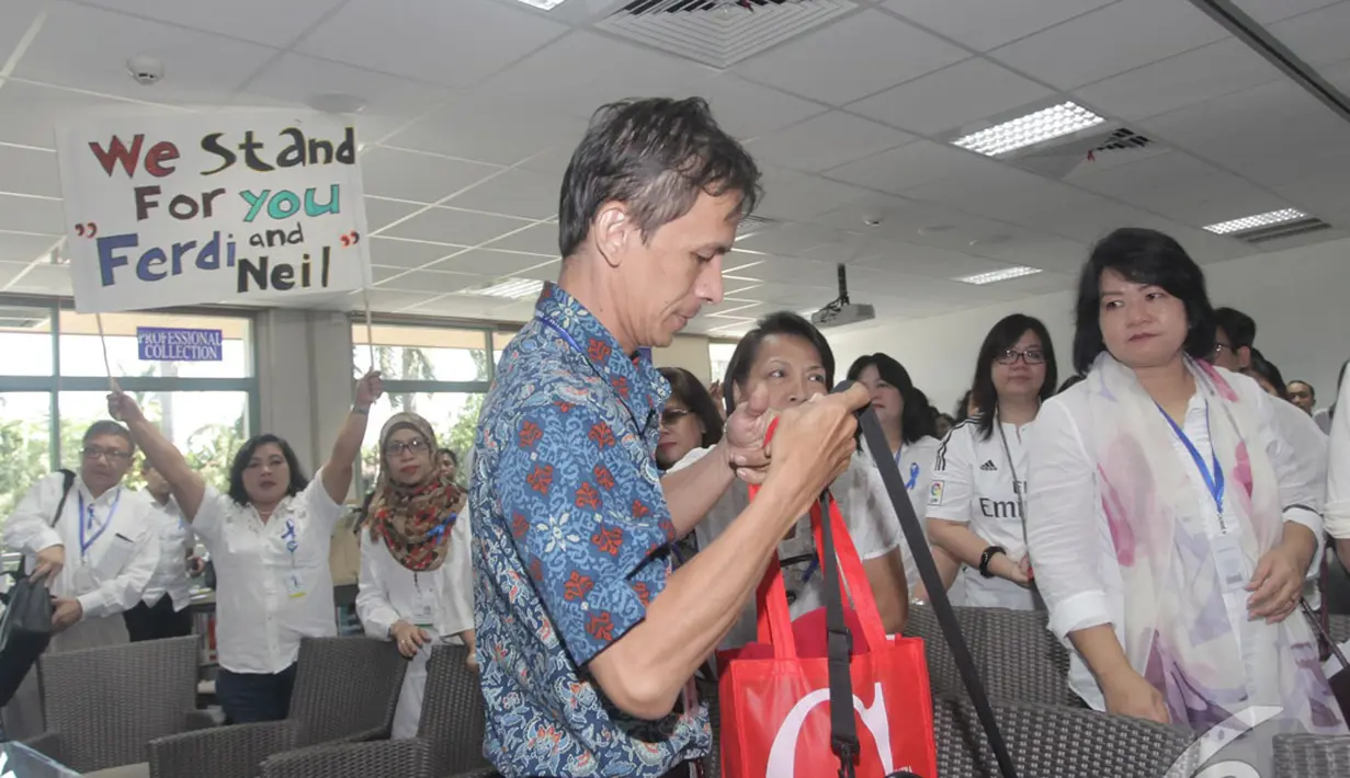 Ferdinant Tjiong (berbaju batik) bersama Neil Bantleman ditetapkan oleh pihak kepolosian sebagai tersangka kekerasan seksual terhadap tiga orang murid Taman Kanak-kanak (TK), Jakarta, Senin (14/07/2014) (Liputan6.com/Johan Tallo)