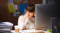 Ilustrasi perempuan sedang stress bekerja. (Foto: Shutterstock)