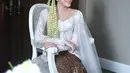 Kebaya Salsha dilengkapi dengan selendang transparan pada bahu kiri ditambah motif bordir bunga dengan dedaunan. Tak ketinggalan siger dan ronce melati yang memperkuat penampilannya sebagai pengantin Sunda.  [@morden.co].