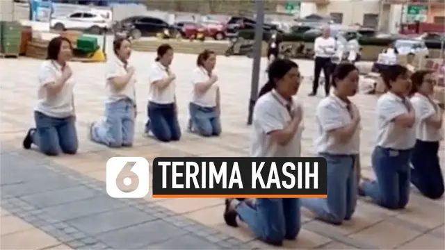 VIDEO: Terima Kasih ke Perusahaan, Karyawan Berlutut di Depan Kantor