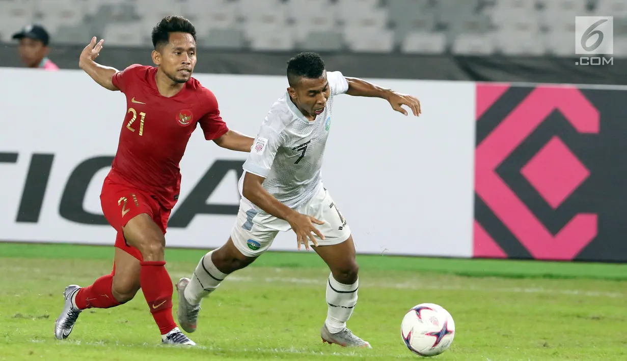 Pemain sayap Timnas Indonesia, Andik Vermansyah (kiri) berebut bola dengan pemain Timor Leste, Rufino Walter Gama pada penyisihan grup B Piala AFF 2018 di Stadion GBK, Jakarta, Selasa (13/11). Indonesia unggul 3-1. (Liputan6.com/Helmi Fithriansyah)
