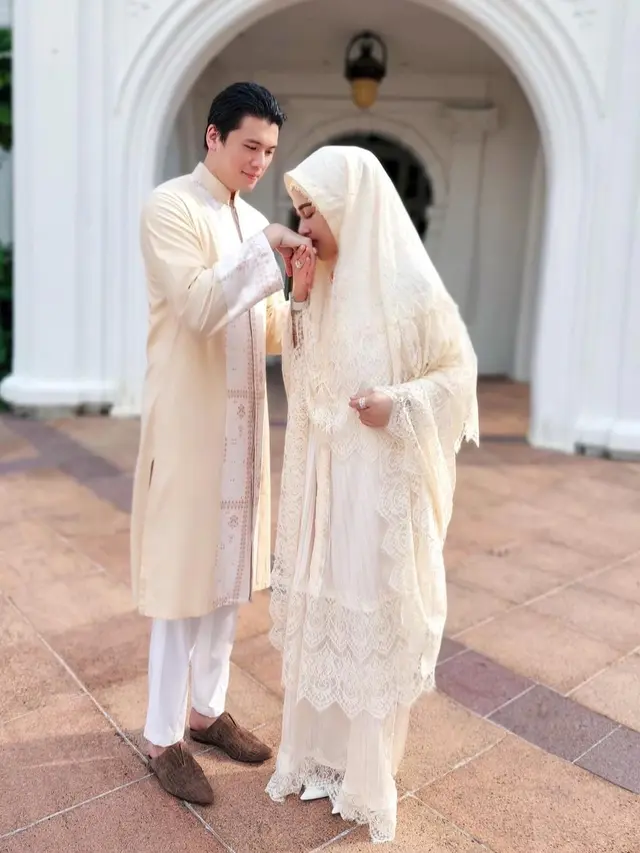 5 Potret Kebersamaan Syahrini Bersama Reino Barack Tampil Kompak Saat Lebaran