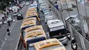 Sejumlah bus Transjakarta dan Kopaja menanti giliran melintasi ruas rekayasa arus lalu lintas di Jl MH Thamrin, Jakarta, (25/7/2014). (Liputan6.com/Faizal Fanani)