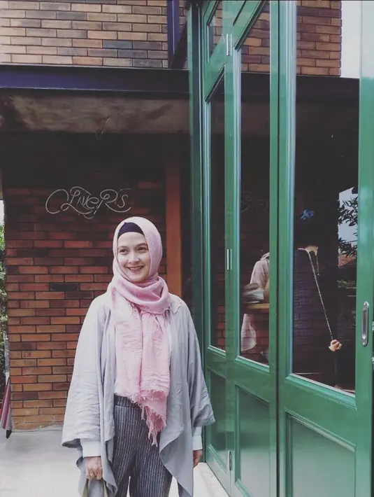 Ia banyak memadukan warna untuk membuat gaya fashionnya terlihat lebih memukau. [Foto: Instagram/ Andhara Early]