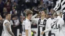 Striker Juventus, Cristiano Ronaldo, melakukan selebrasi usai meraih gelar juara Serie A 2019 di Stadion Juventus, Sabtu (20/4). Juventus menang 2-1 atas Fiorentina. (AP/Luca Bruno)