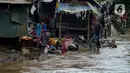 Warga Bukit Duri Manggarai membersihkan perabotan rumah tangga meraka yang terdampak banjir, Jakarta, Jumat (3/1/2020). Menyusul surutnya banjir, warga mulai membersihkan lumpur dan kotoran yang tersisa pada rumah dan perabotan mereka. (merdeka.com/Imam Buhori)